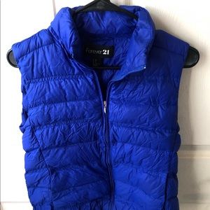 Blue puffer vest comes with detachable hood